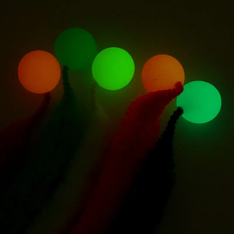 Interaktives Katzenspielzeug: Farbenfroher, elastischer Raupenball mit fluoreszierendem Effekt – Hüpfball für Katzen und Kätzchen zum Spielen und Teaser-Spiel – Detail 8