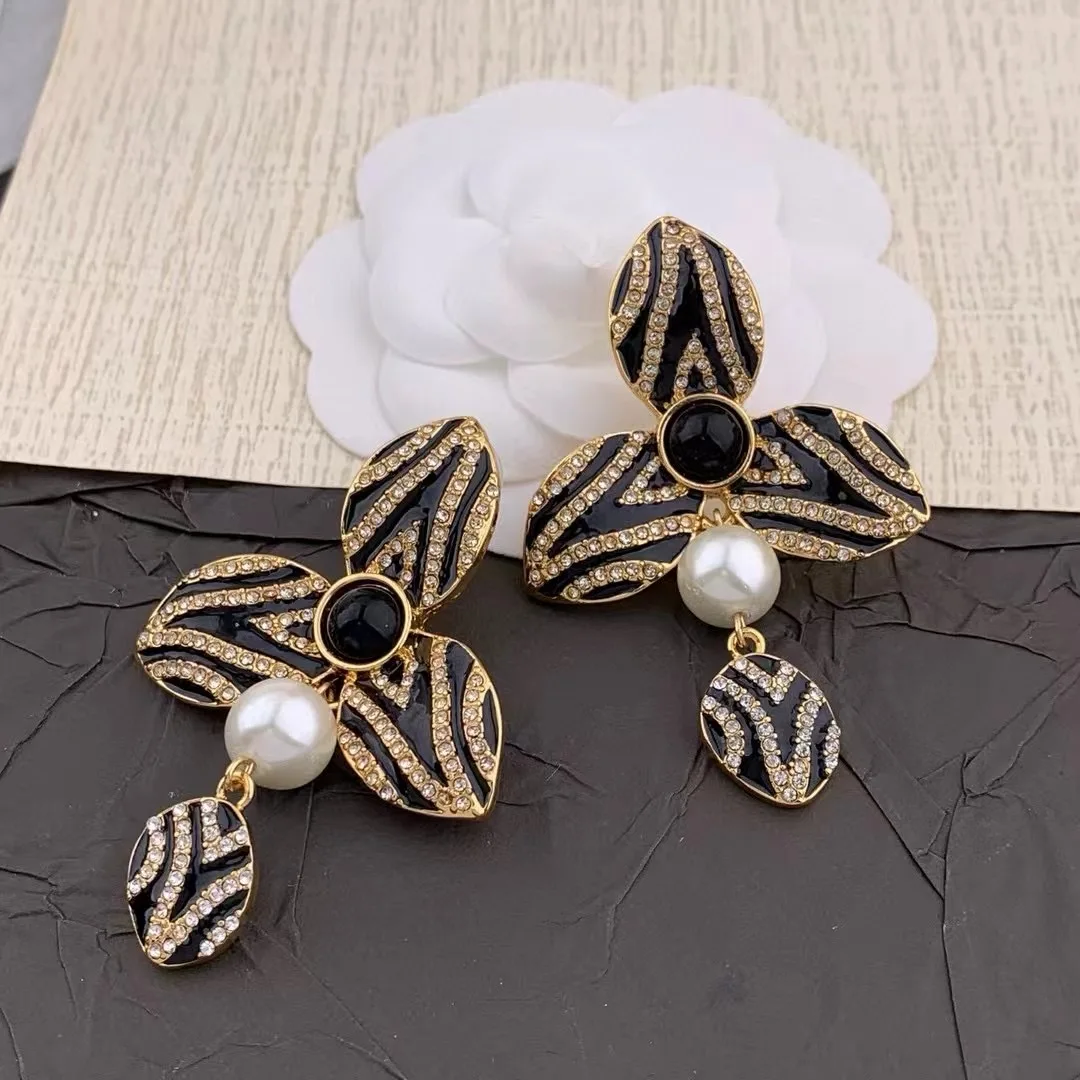 

Vintage Temperament pearl with rhinestone Big flower earrings for women's girl Jewelry accessories