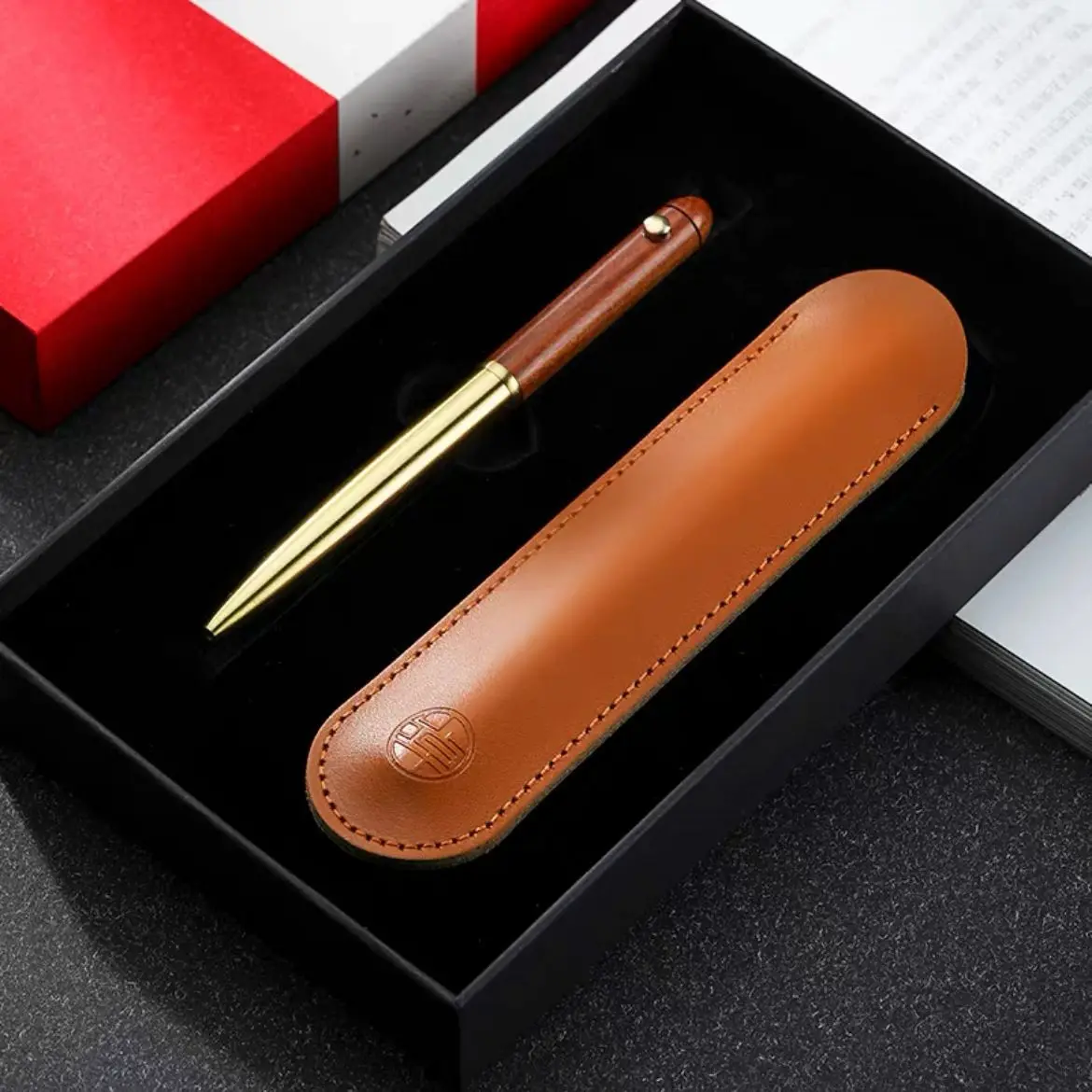 Personalized Custom Logo Can Be Laser-Engraved with Names. 1 Set (Pen Case + Pen) Sandalwood Pen Gift Box Set with Engraved Logo, Cultural and Creative Retro Advertising Gift Pen, Redwood Ballpoint Pen, Event Souvenir, Suitable for Students to Take Notes in Class, for Office Workers to Sign Documents, and Also for Business Negotiations. Suitable for Both Students and Professionals, for Personal Use or as a Gift