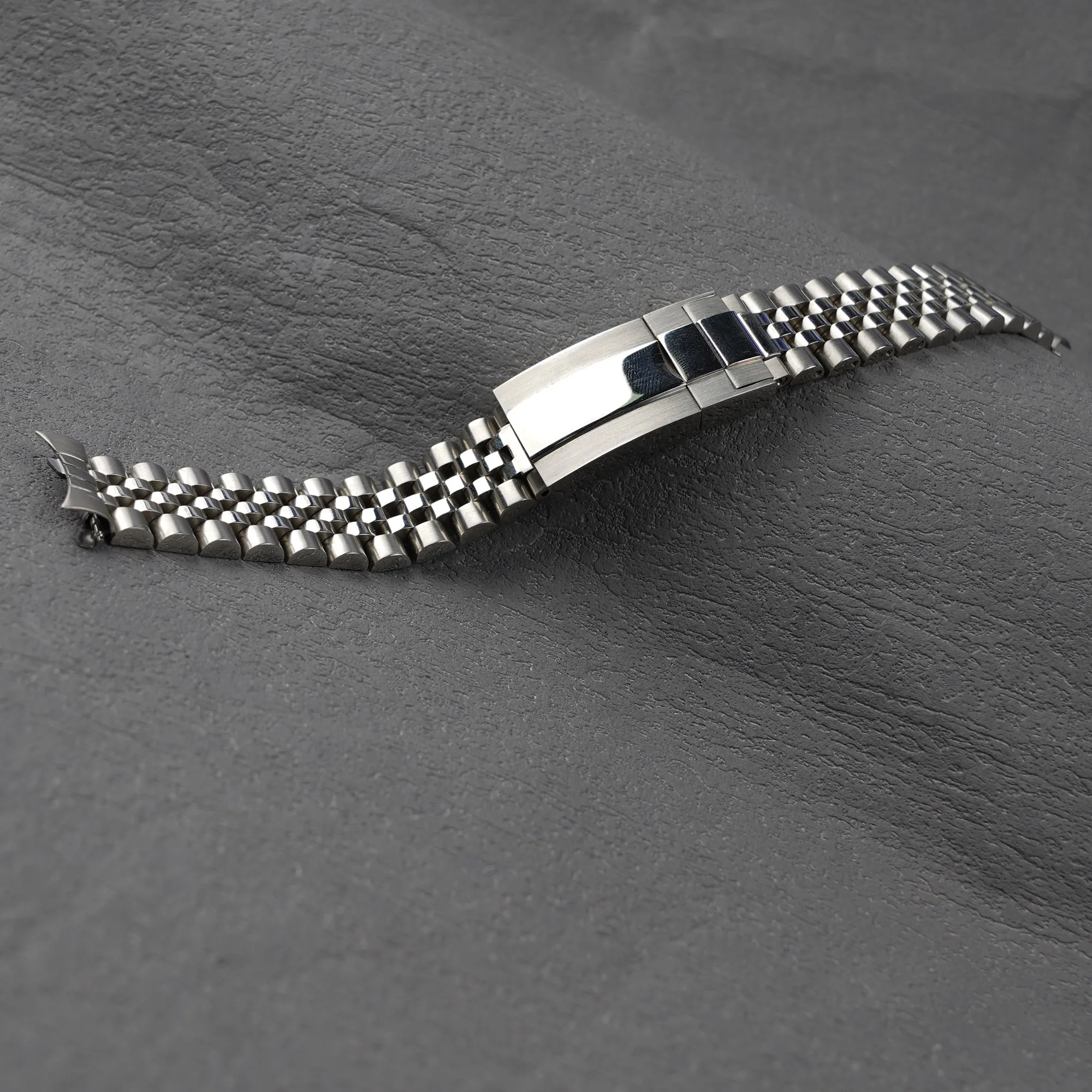 For Seiko 5 SNK355, SNK357 - Roamy 18mm Silver Jubilee Watch Band with Hollow Curved Ends and Solid Screw Links