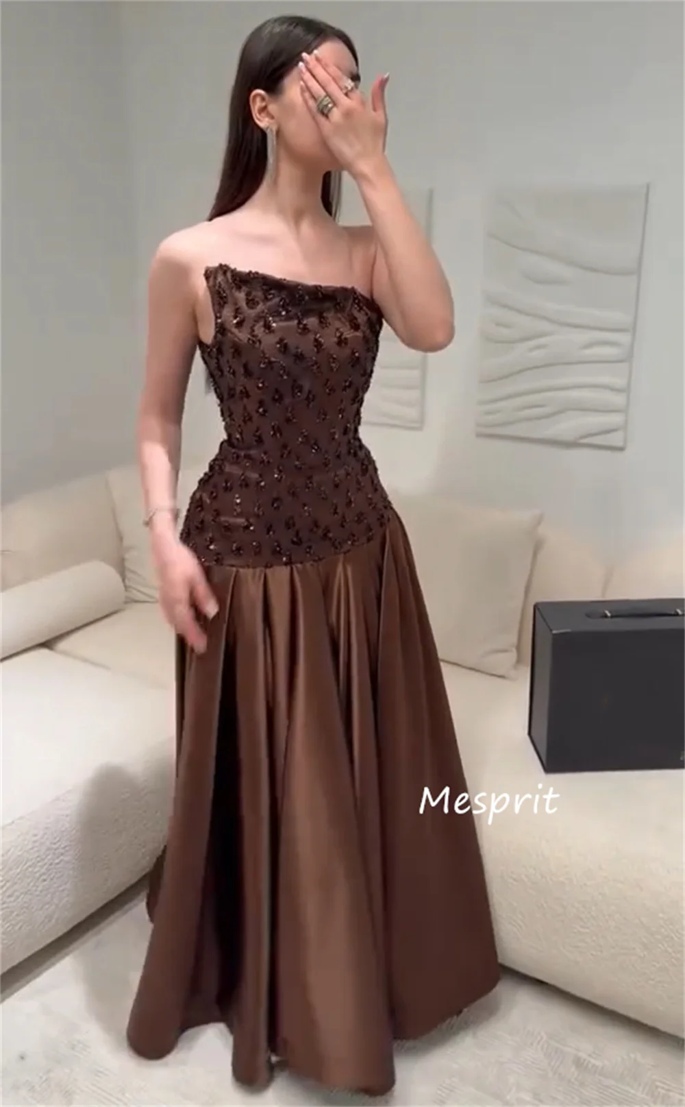 ชุดเดรสยาวทรงเอไลน์แบบไร้สาย ประดับเลื่อมลายจีบผ้าชาร์มูสสุดหรู ออกแบบพิเศษสำหรับโอกาสพิเศษ งานเลี้ยงระดับคนดัง