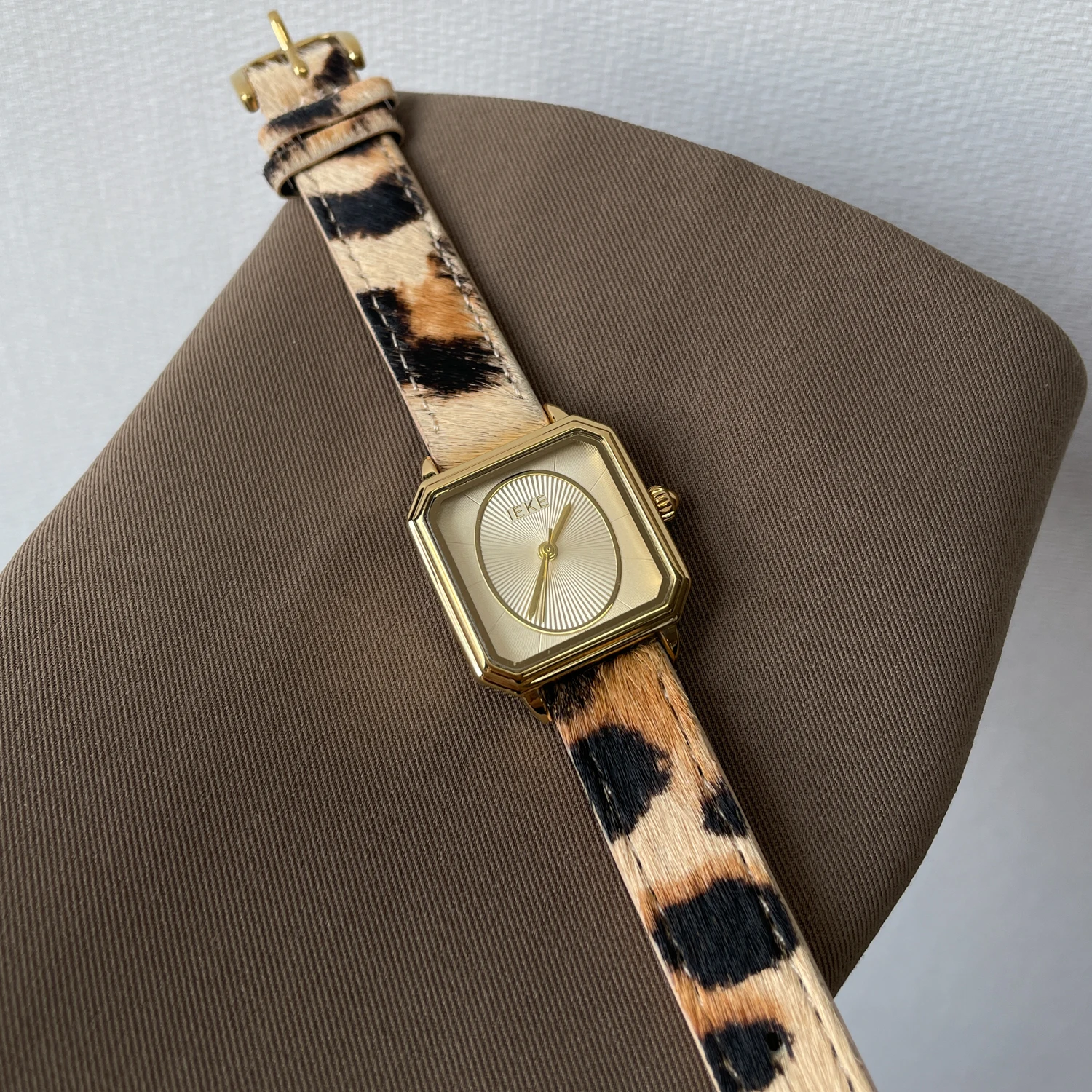 Exquisite women's wristwatch, 2026 new style, artistic brand women's watch, high-value watch, unique watch, women's gift.