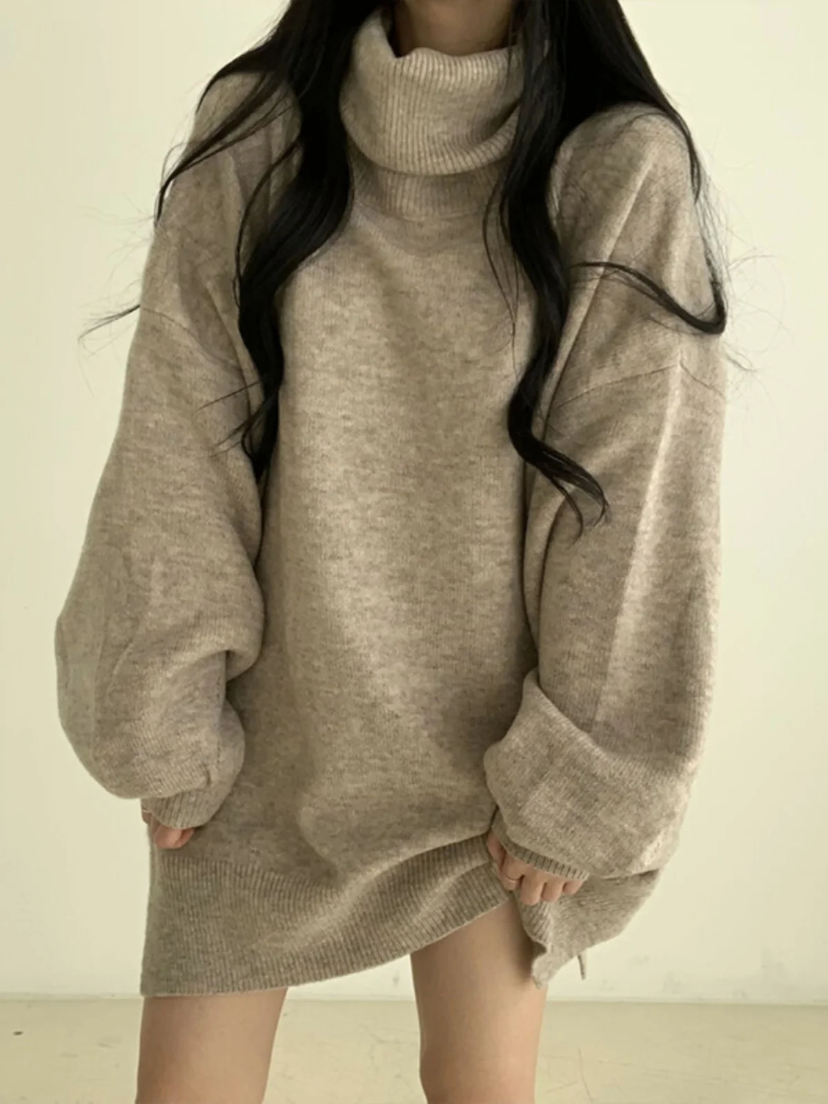 

Вязаное платье больших размеров для осени и зимы: уютное, мягко облегающее, с высоким воротом, рукавами-фонариками и длинными рукавами, средней длины, А-силуэт