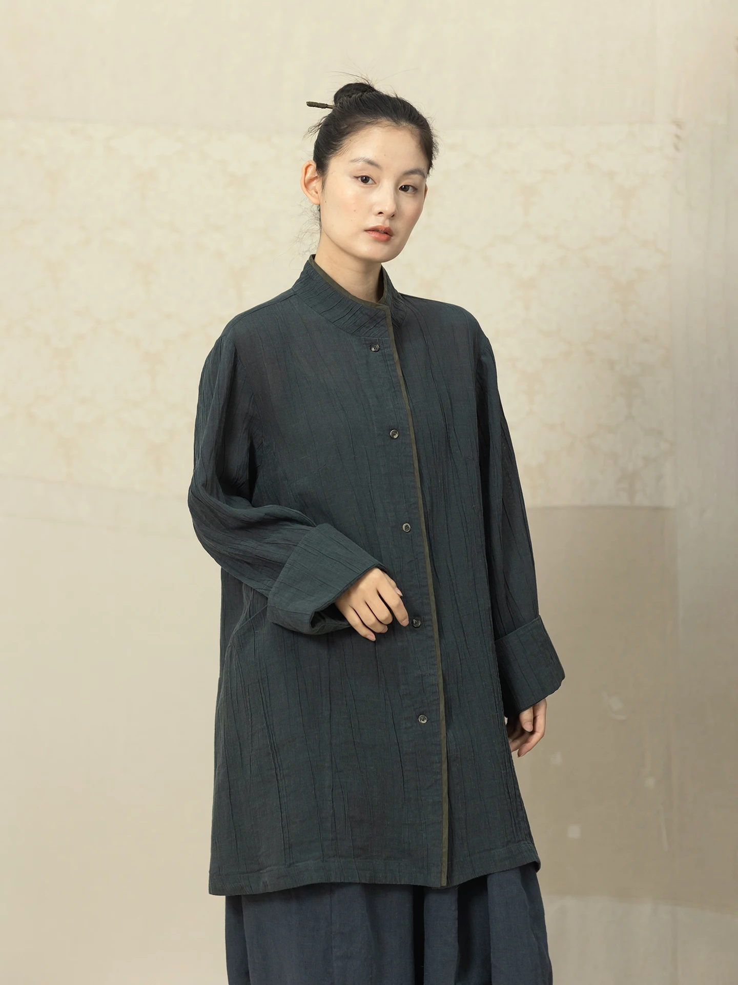 

Повседневная рубашка из шелка и льна с текстурой, на одной пуговице, свободного кроя, с длинным рукавом, воротником-стойкой, средней длины, для повседневной носки