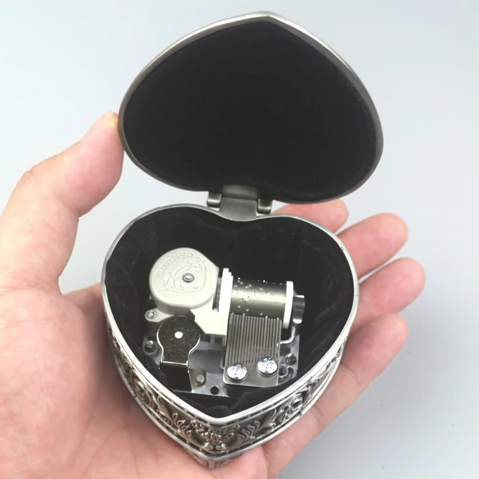 Metallic Davy Jones Music Box 18-Tone Hand-Cranked Oval