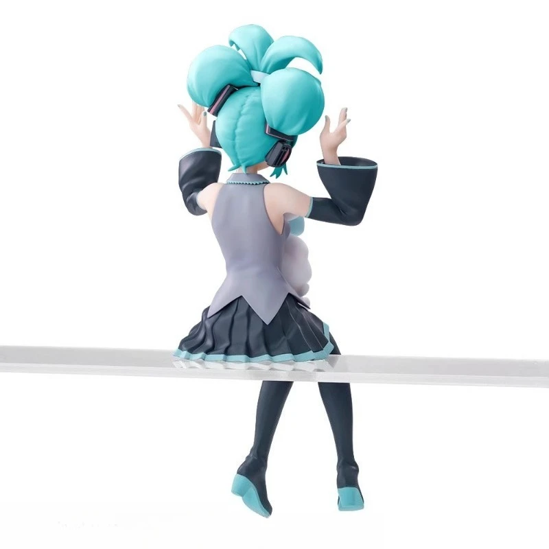 Urocza figurka Hatsune Miku w pozycji siedzącej, idealna jako dekoracja na biurko, model do ekspozycji na obudowie komputera, kolekcjonerski prezent dla fanów anime, zabawka dla dorosłych.