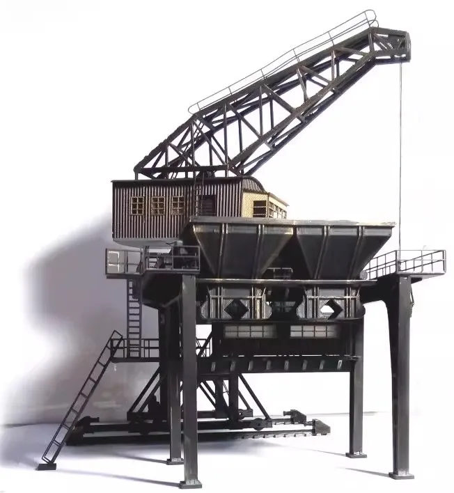 Model wieżowego żurawia w skali HO, niebarwiony, duży podajnik węgla, model scenerii kolejowej, akcesoria do modelu piaskownicy.