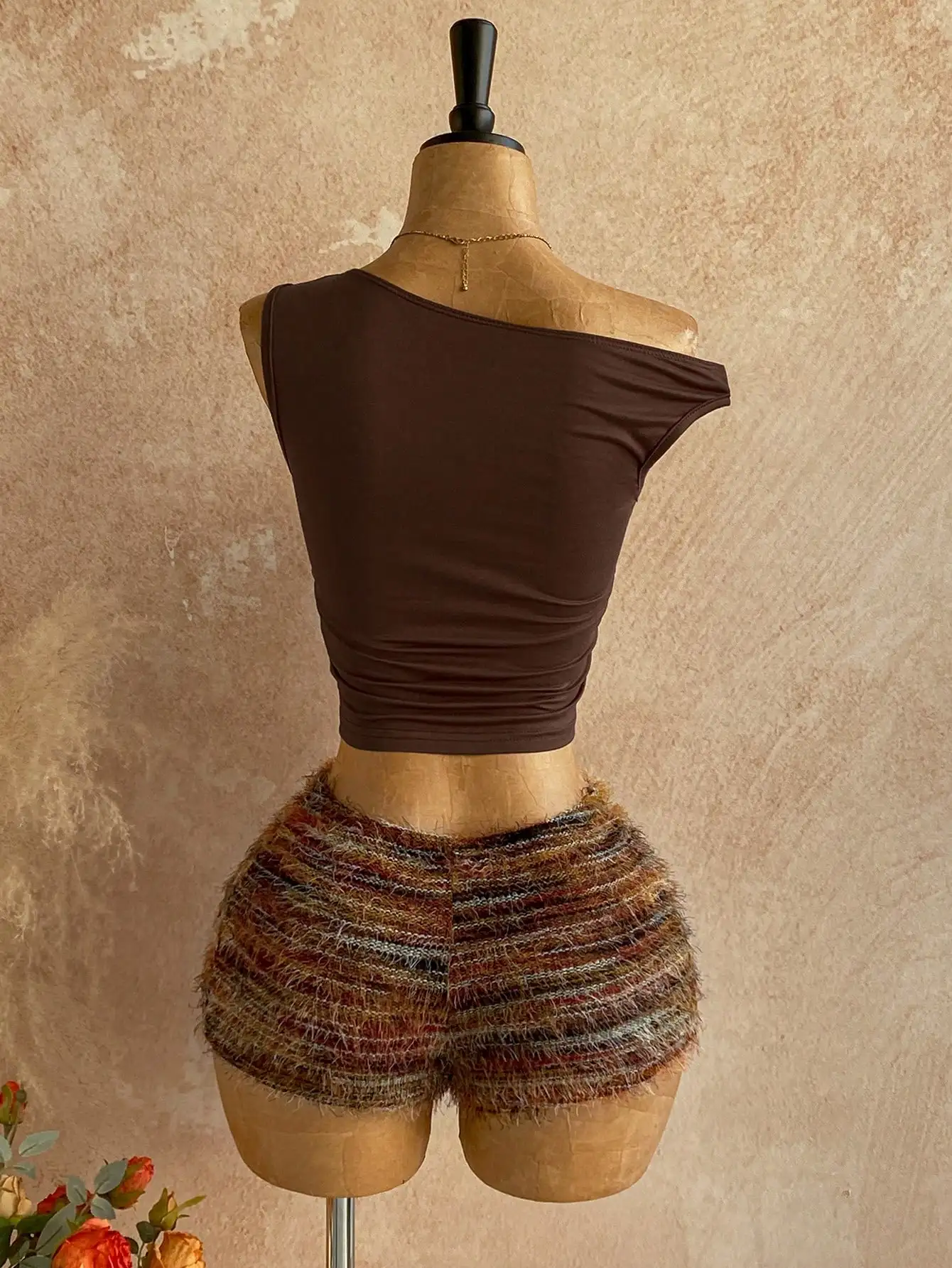 Conjunto de 2 peças de ombro assimétrico de malha marrom Boho com shorts felpudos e detalhes florais para praia, festival, convidados de casamento