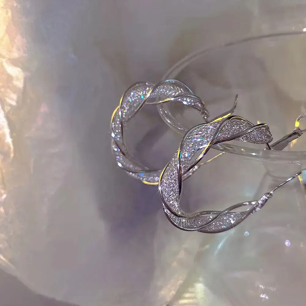 Elegant Shiny Mesh Design Rhinestones Hoop Earrings Vintage Gold Color Mobius Twisted Round Earrings Women's Jewelry