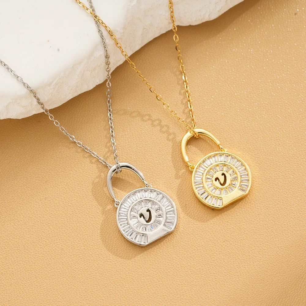 حقائب يد مرصعة بالصغيرة، وسلاسل الترقوة، وحقائب الموضة اليابانية والكورية، والقلائد، وأنماط بسيطة ومتخصصة للنساء