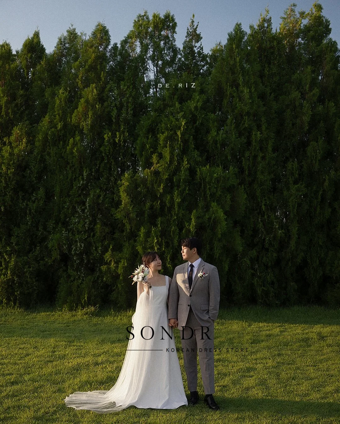 فستان زفاف كوري بسيط بدون أكمام من Sondr بياقة مربعة في الهواء الطلق مخصص أنيق لالتقاط الصور لحفلات الزفاف الذاتي #2