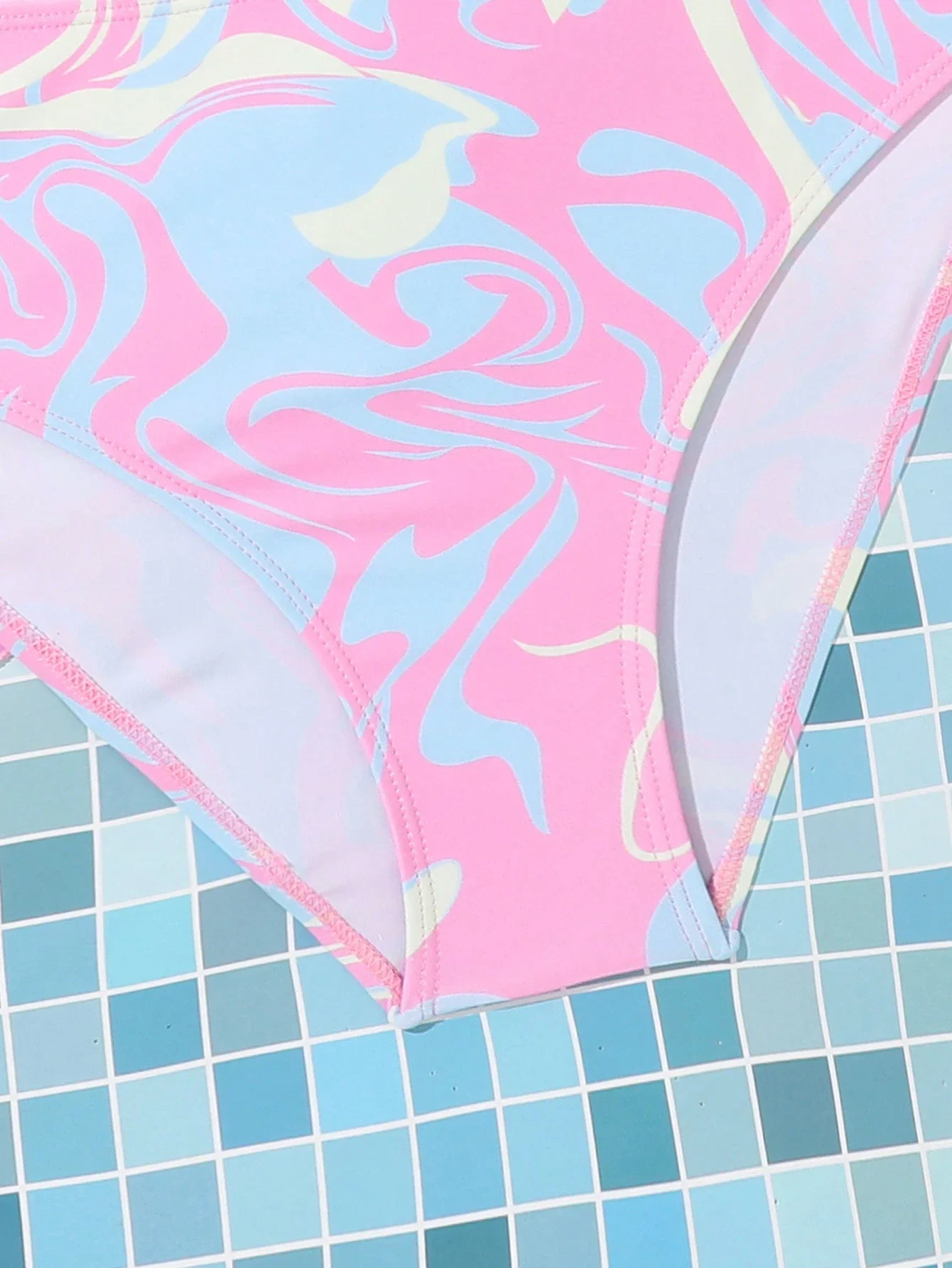 

Розово-голубой комплект бикини с принтом в виде спиралей и пляжной юбкой