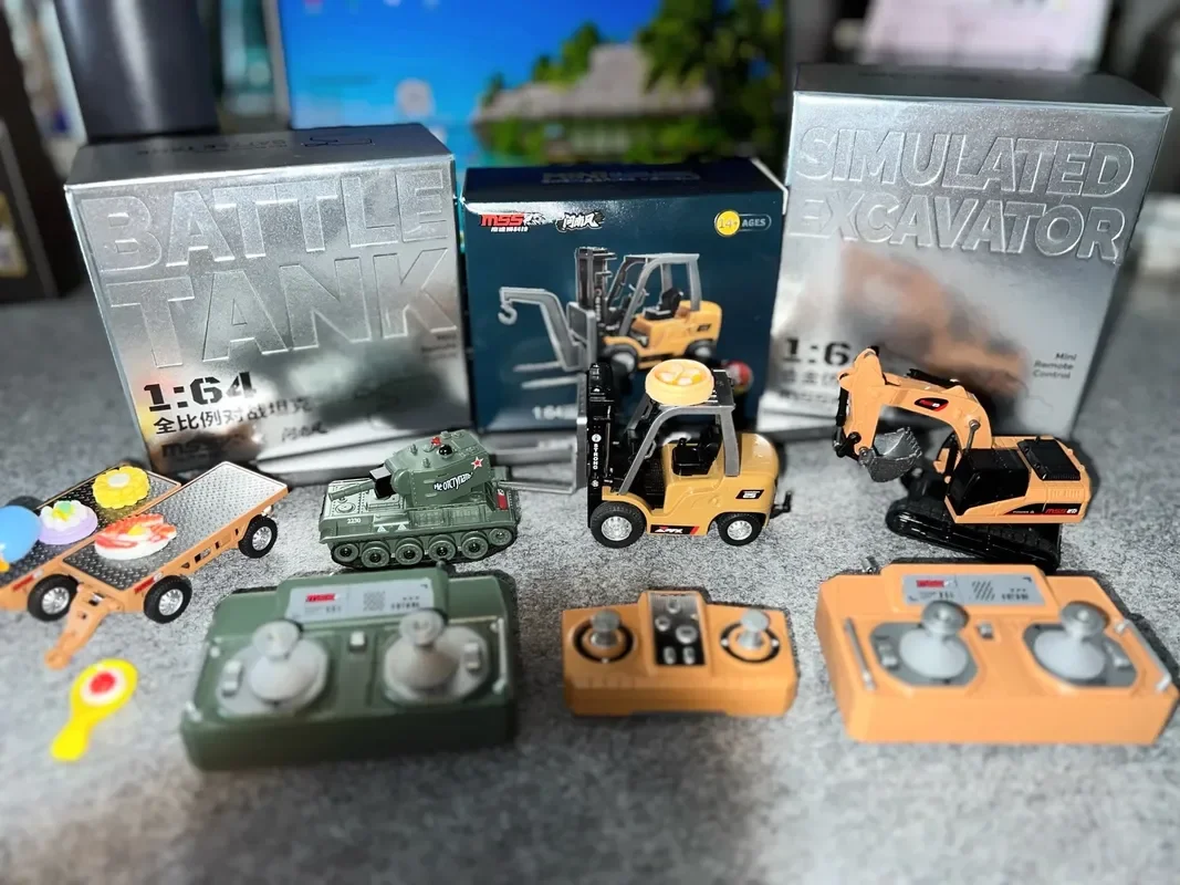 รถของเล่นรุ่นใหม่ 1/64 รถยกโลหะผสมบังคับวิทยุ รถบรรทุก รถขุด ของเล่นสะสมสำหรับเด็กผู้ชาย