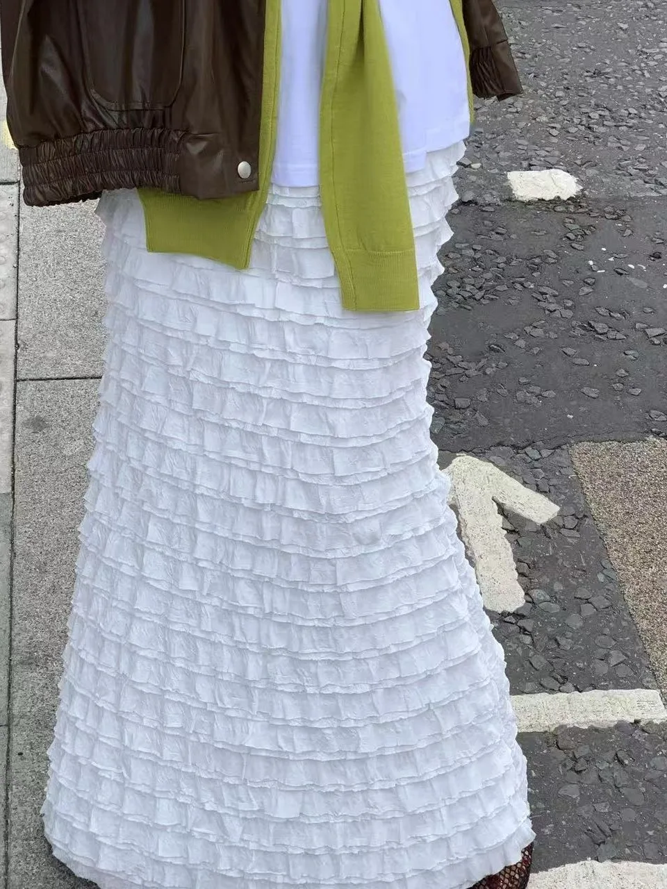 กระโปรงทรงเอไลน์ยาวปานกลาง แต่งขอบลูกไม้สีขาว เอวสูง ทรงเข้ารูป สไตล์แฟชั่นผู้หญิง ให้ความรู้สึกหรูหรา