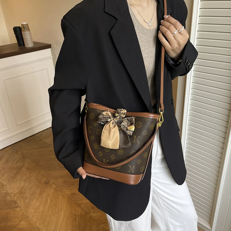 

Women's Messenger Bag Crafted From Chrysanthemum-Patterned Leather Boasting Elegant High-End Lasting Style