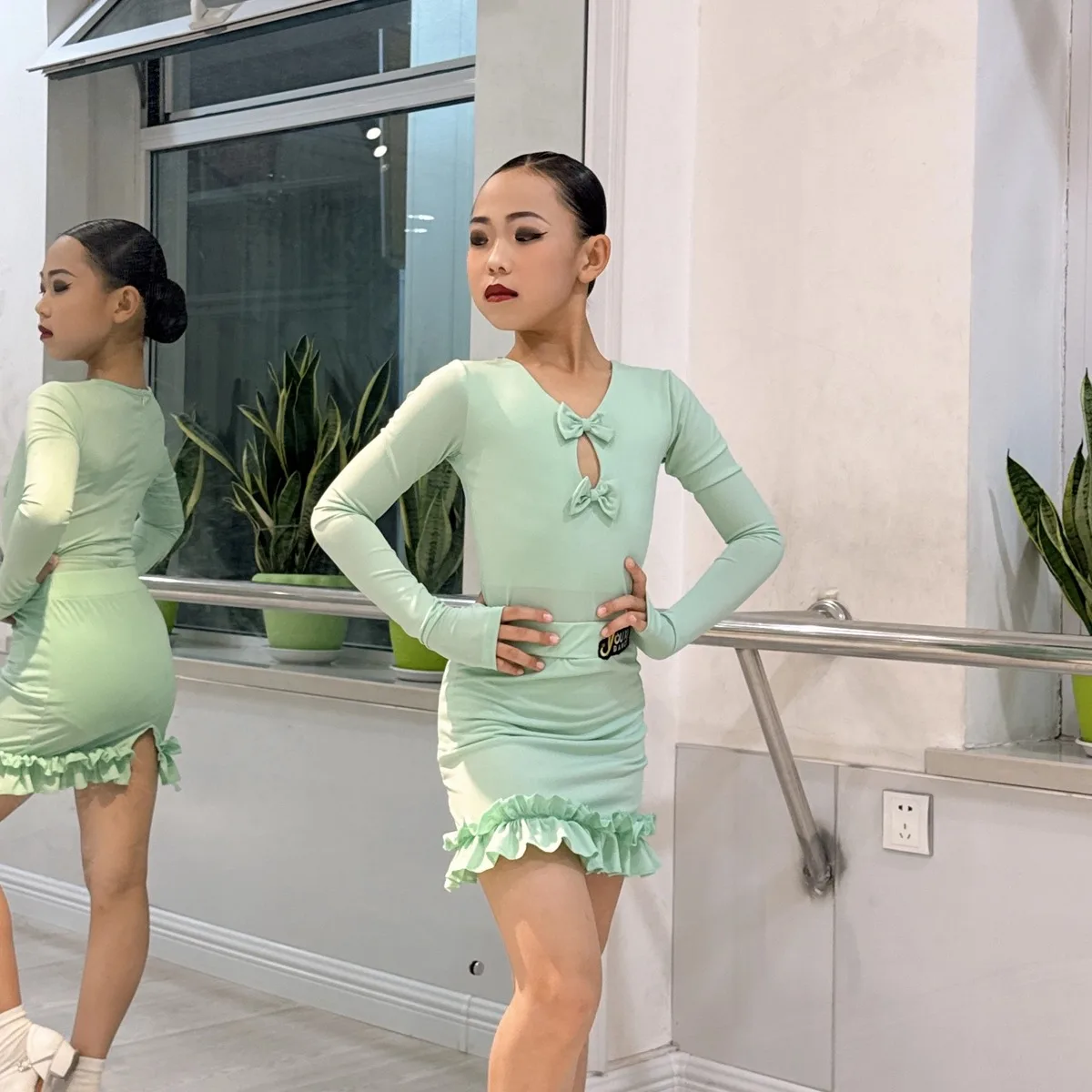 Costumes de spectacle de danse latine pour filles, jupe fendue à manches longues, vert, Chacha Rumba Tango, vêtements latins, nouvelle collection 2025 XH3735