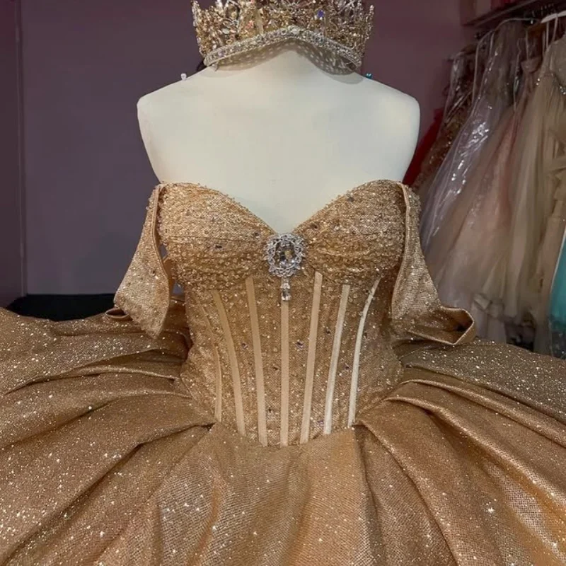 

Блестящие золотые платья Quinceanera по индивидуальному заказу с открытыми плечами, блестящая хрустальная аппликация, тюль, длинный хвост, бант, Vestido 15, Quinceanera