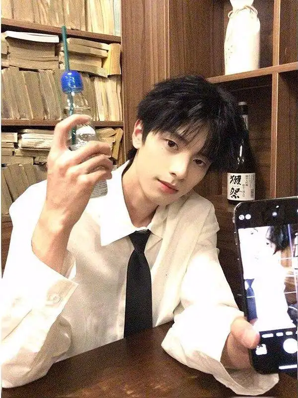 

Элегантная повседневная белая рубашка для мужчин с галстуком в британском стиле преппи, с длинным рукавом, свободного кроя, на пуговицах, осенняя мода, популярная среди молодежи.