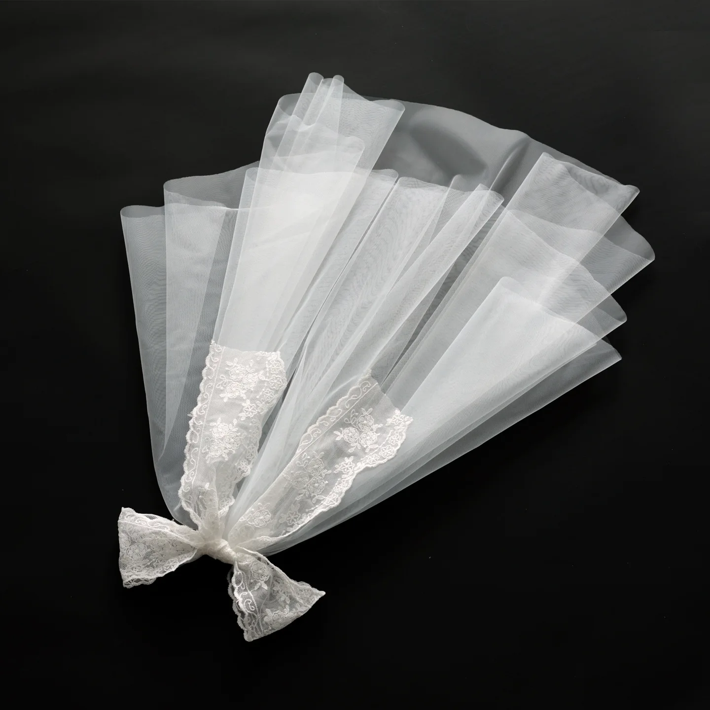 SLBRIDAL Zweilagiger Weißer Brautschleier mit Schleife und Perlen, Hochzeitsschleier mit Kamm, Brautkleid-Accessoire für Damen – Detail 5