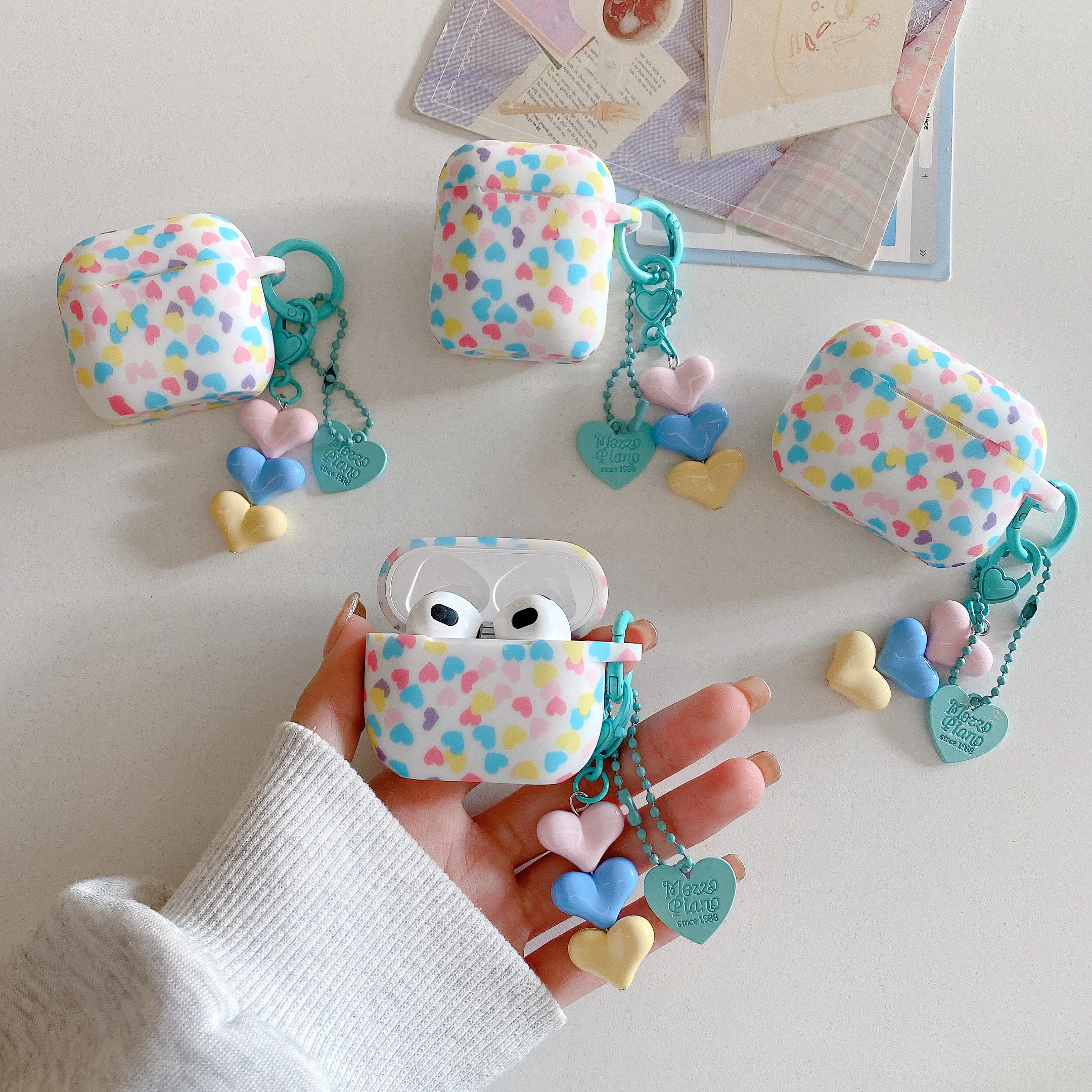 Custodia per Airpods 4 Cuori colorati stampati in silicone per Airpods Pro 2 3 Accessori per auricolari Guscio morbido con spina pendente Funda