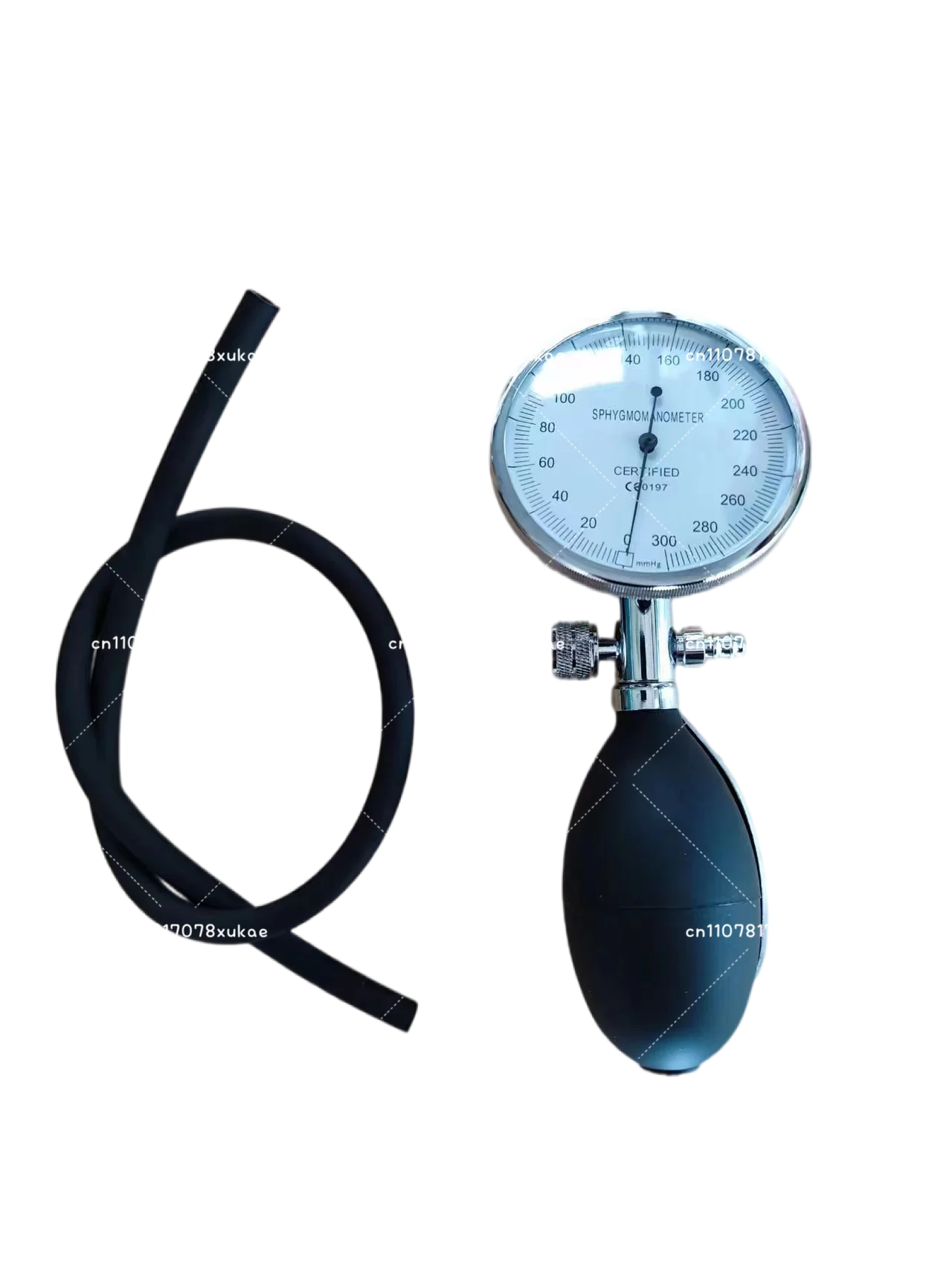 

Holding A Gas Pressure Gauge, An Inflatable Pressure Gauge, A Leak Gauge, and A Hand-pinched Inflatable Endoscope Leak Gauge