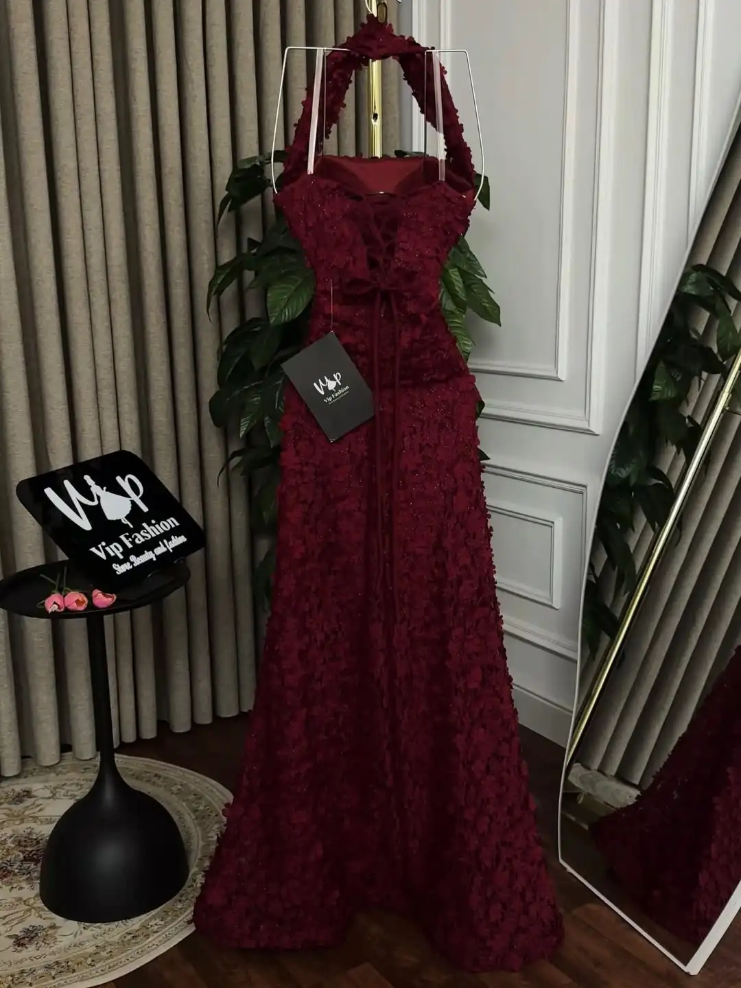 Abito da cerimonia formale da ballo di fine anno con scollo all'americana a sirena di tendenza romantica di lusso con dettagli floreali 3D in vita pieghettata glitterata fino al pavimento