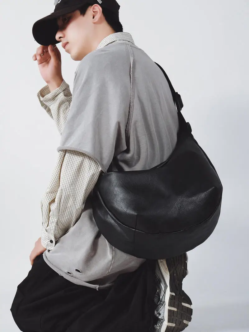 New minimalist and trendy shoulder bag with large capacity waterproof design for women's commuting comfort