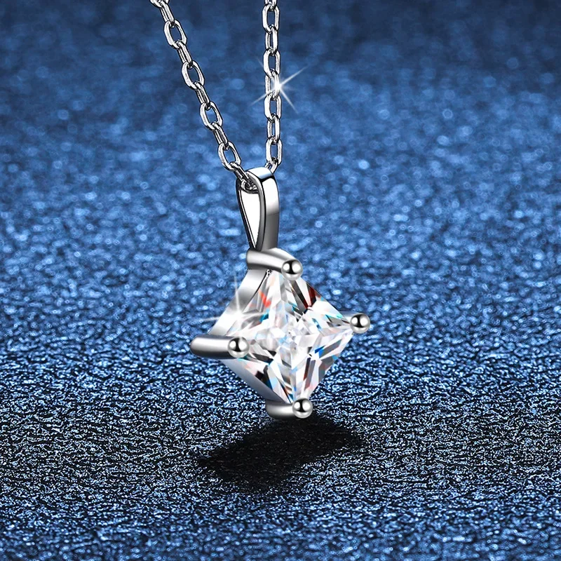 18K platinum diamond shaped pendant princess cut diamond small fragrant wind plated PT950 platinum moissanite women's necklace