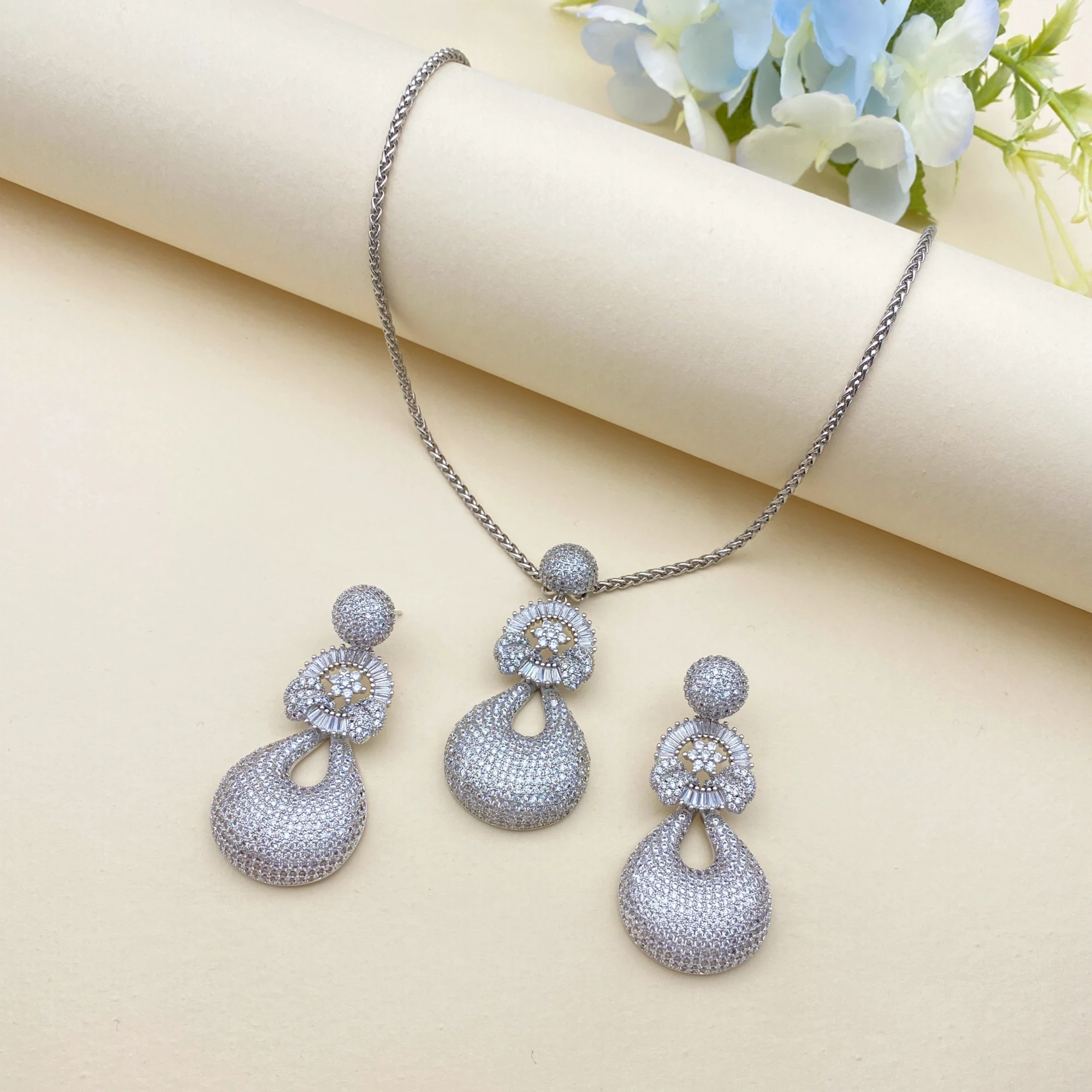 

Женские модные украшения Flora, минималистичный овальный комплект из 2 предметов, ожерелье, серьги, идеально подходят для повседневных подарков для свиданий, подарочная коробка