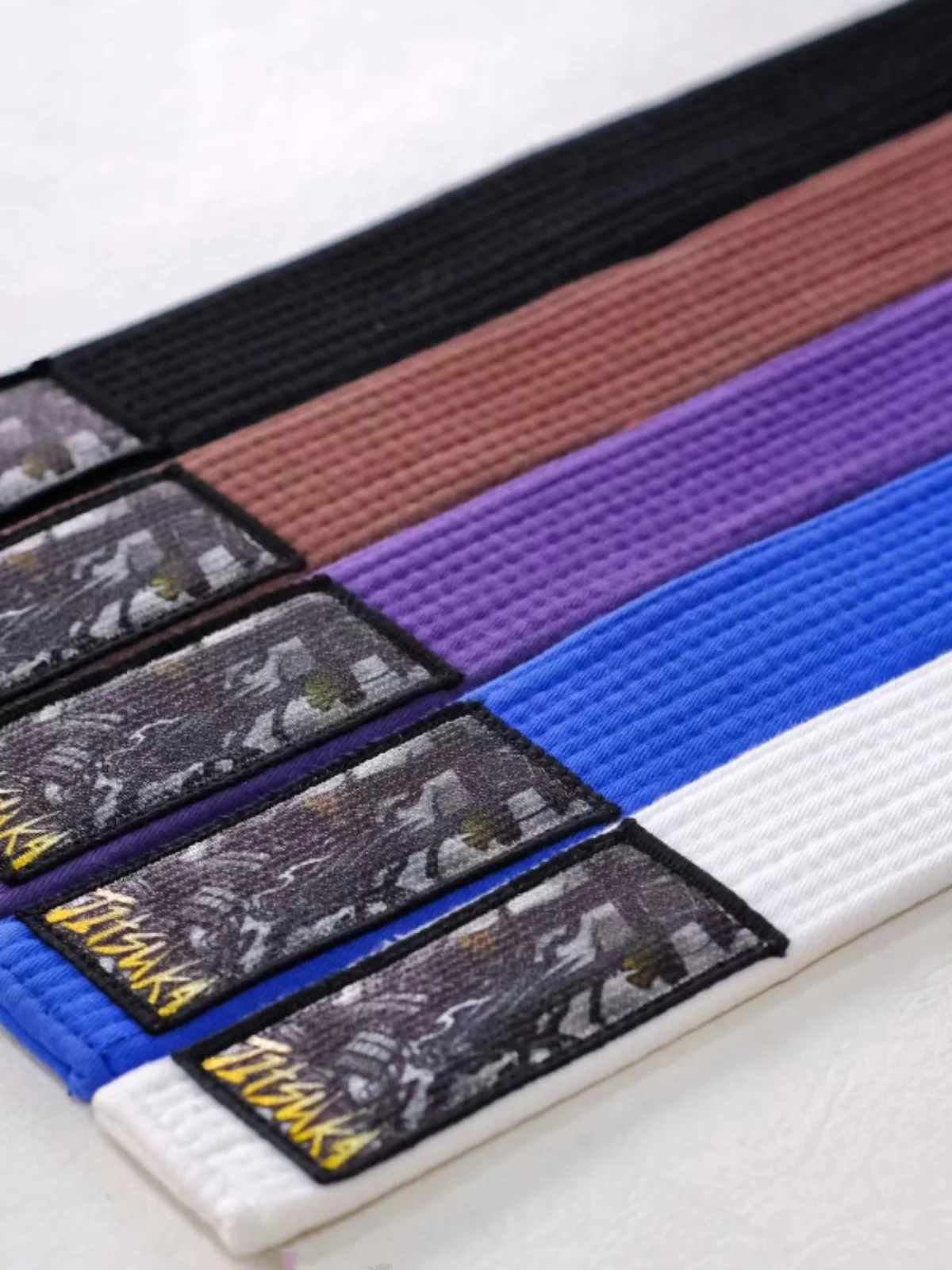 ceinture-d'arts-martiaux-jitsuka-traditionnelle-noire-et-rouge-en-tissu-lave-pour-l'equipement-d'entrainement-de-judo-lutte-et-fitness