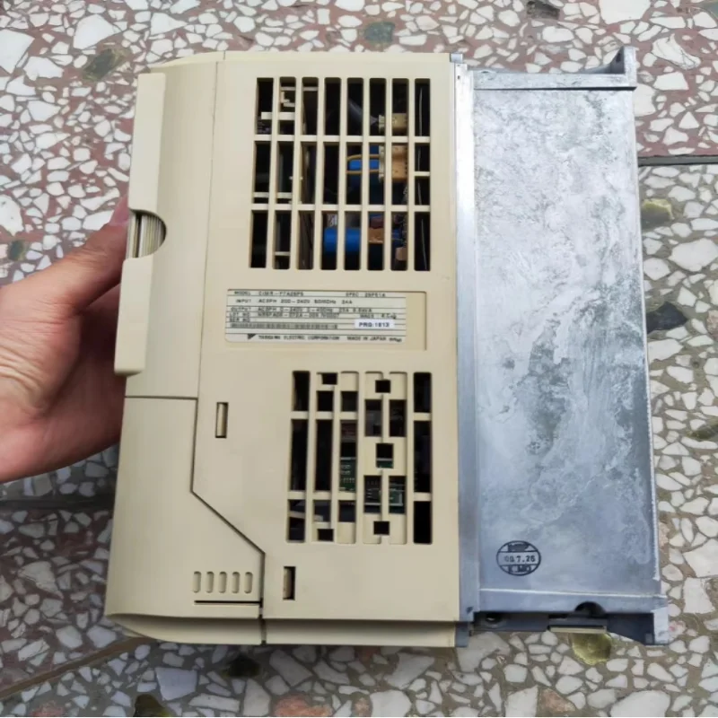 

Новый оригинальный инвертор CIMR-F7A25P5