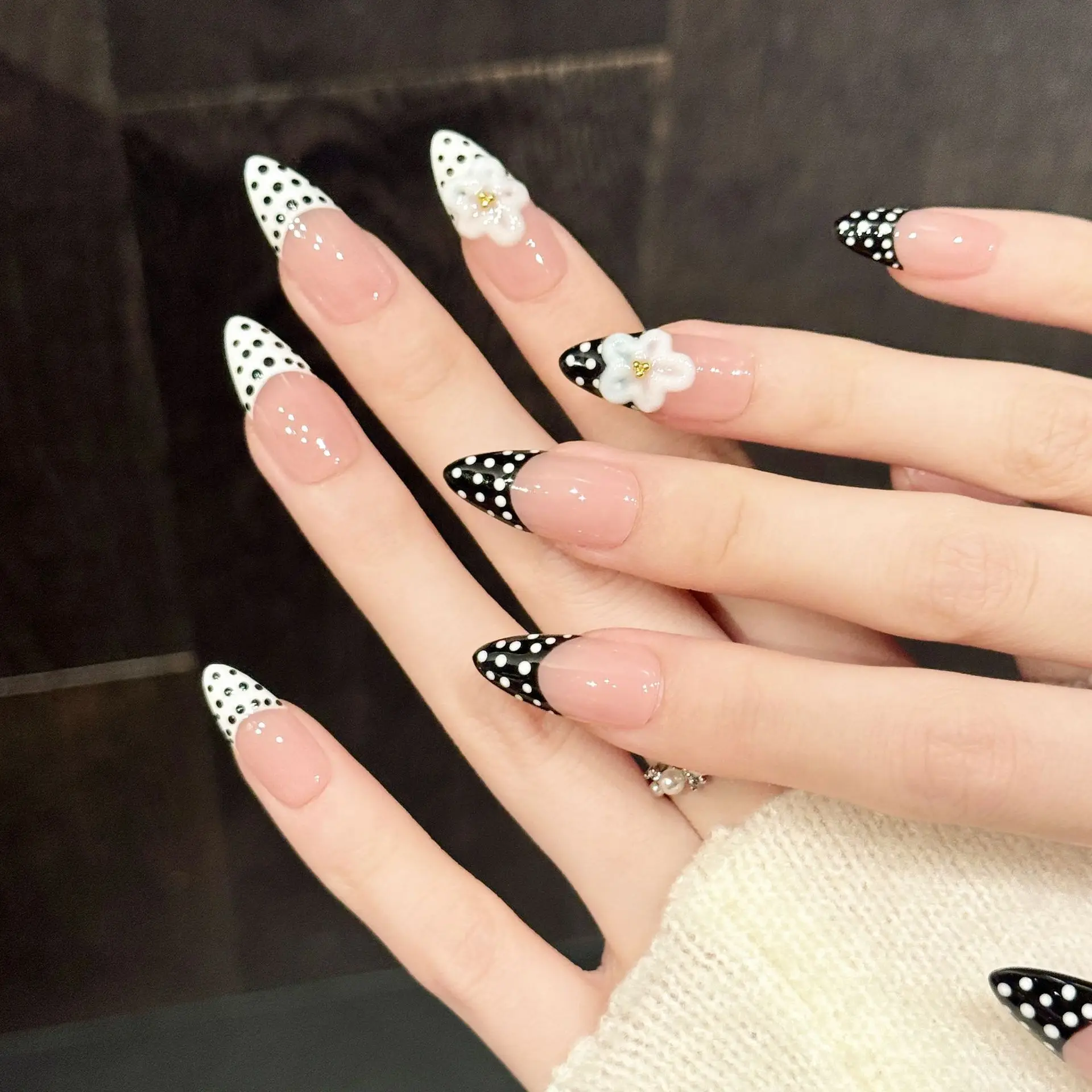 10 szt. Ręcznie robione sztuczne paznokcie w kształcie migdała, różowe, z kwiatowym wzorem 3D, słodkie i stylowe paznokcie do noszenia z 4-częściowym zestawem narzędzi i klejem.