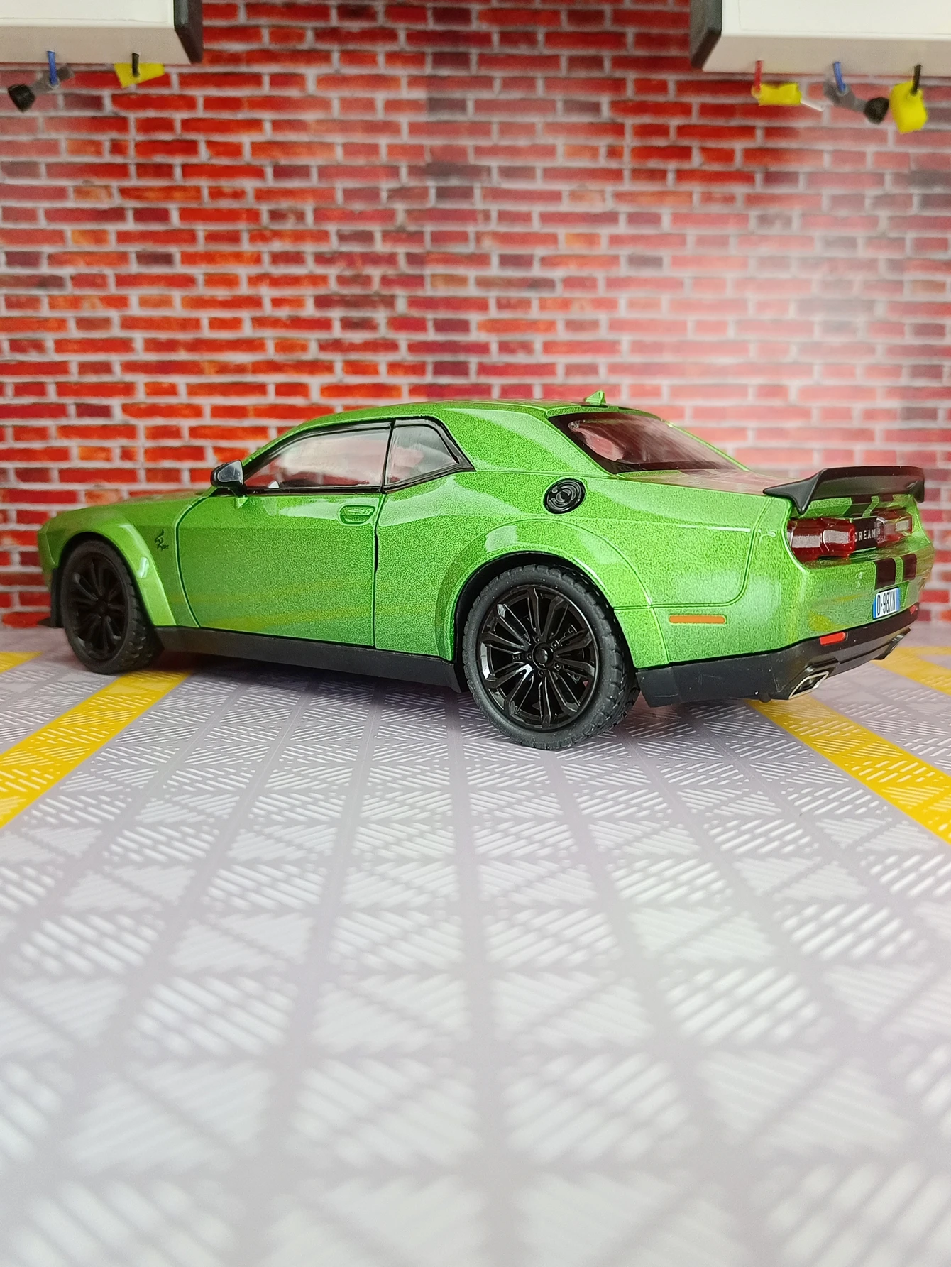 Modèle de voiture en alliage Dodge Hellcat SRT 1:22, les portes, le capot avant et le coffre peuvent être ouverts, riche en détails, finement conçu