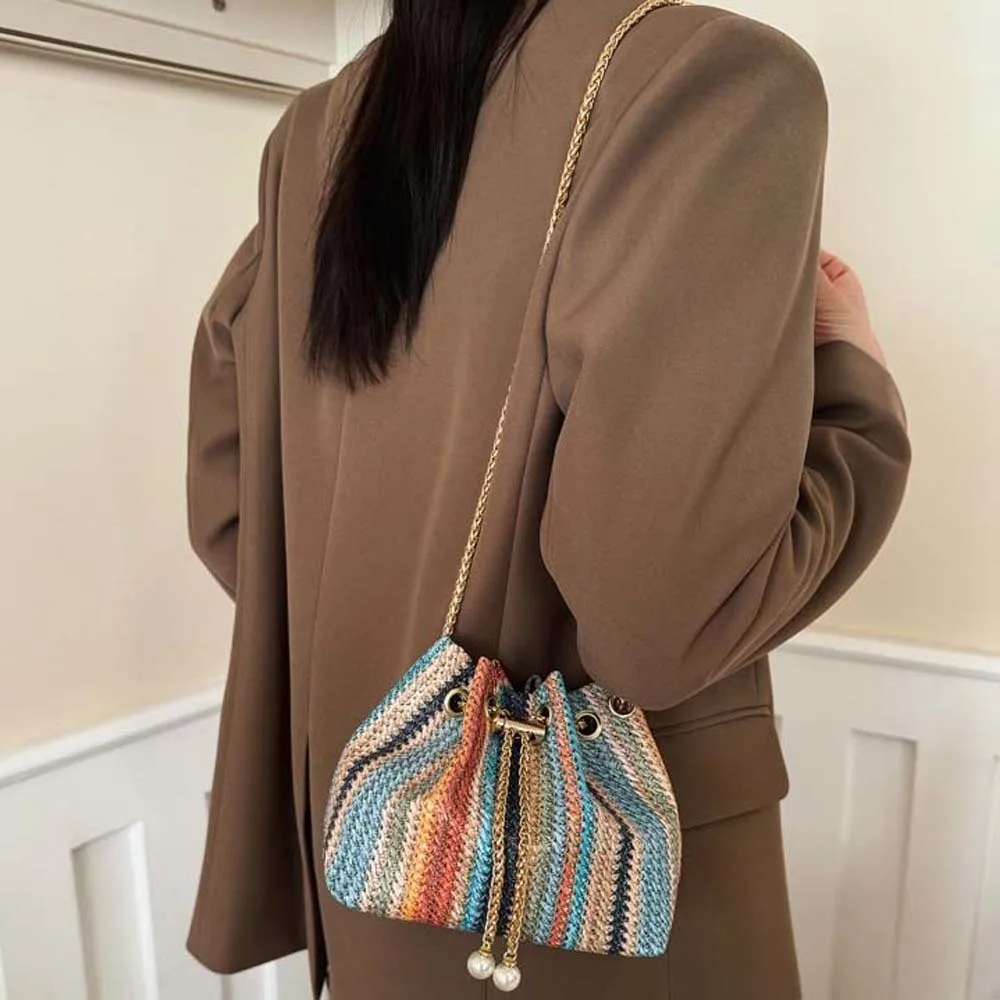 

Large Capacity Straw Woven Shoulder Pouch Rainbow Color Strips Anti-splash Water Drawstring Chain Bucket Bag Polyester