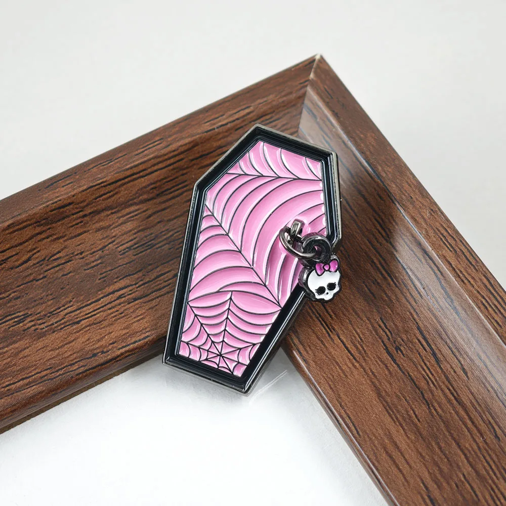 Goth Pink Sarg Spinnennetz Emaille-Pin Niedlicher Totenkopf Schleife Metallbrosche Punk-Abzeichen Taschen- und Kleidungsschmuck Geschenk für Frauen und Freundinnen – Detail 6