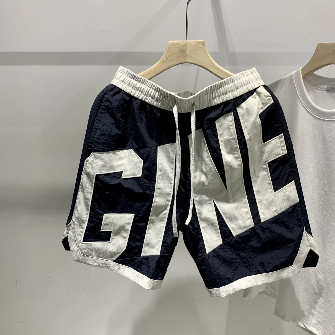 

Casual Letter Basketball Men's Shorts Summer Sport Training Five-Quarter Loose Fit Youthful Energy Style Thin Material Pocket...