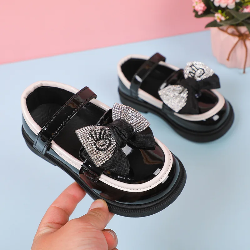 2023 Frühling und Herbst neue Mädchen Lederschuhe Kinder farblich passende Strass steine Bogen einfache schwarze Mädchen Party Kinderschuhe flach