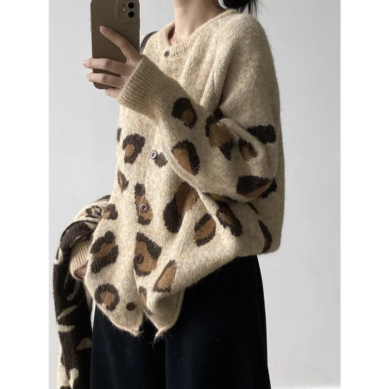 EAEOVNI ليوبارد محبوك المرأة سترة سترة عادية التباين اللون وشاح طوق المرقعة زر الملابس 2025 الخريف الشتاء #2