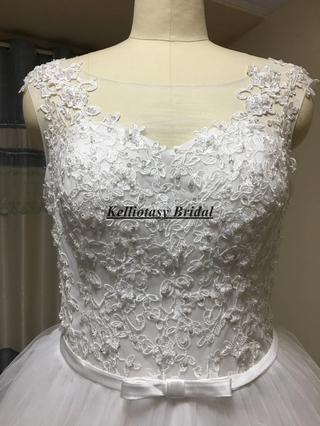 Real Pictures Ball Gown Wedding Dresses With Lace Hemline Round Neck Bridal Dress With Train Fancy Vestido Novias