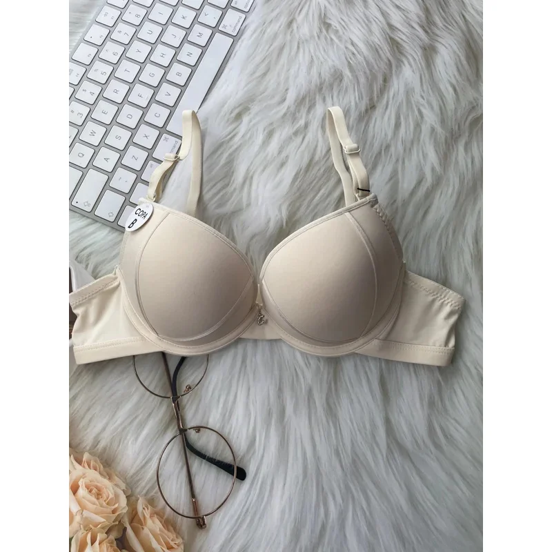 

Sexy girl gathered up to support small breasts to show big bra thin bottom thick B cup underwear lady