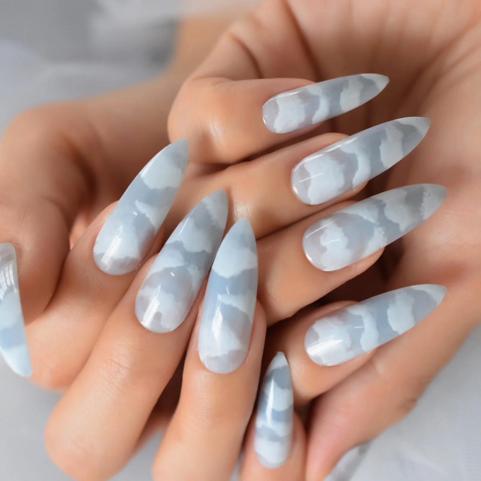 Puntige nep-nageltips met ontwerpen Lange stiletto-hemel Witte wolken Nagels Franse set manicure-nagelkunst