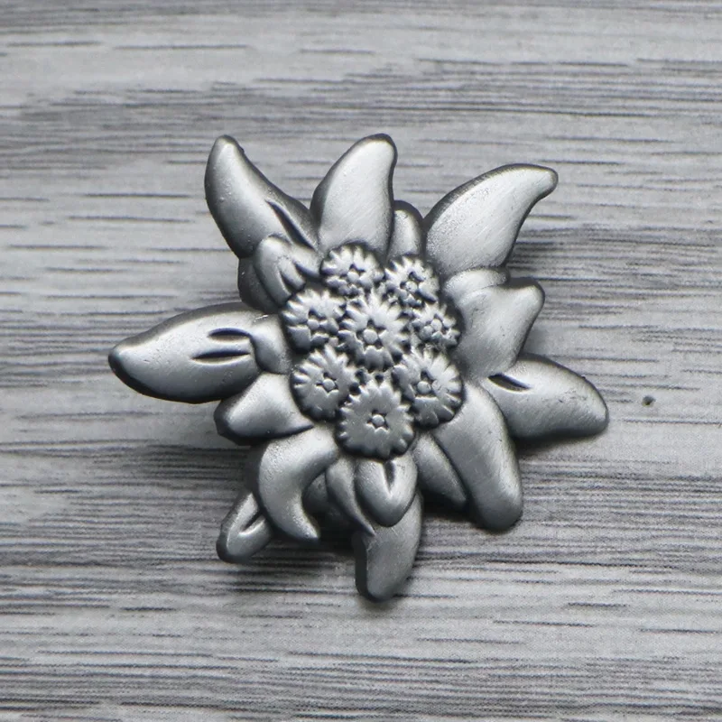 1Pc Edelweiss Cap Emblem Leaf Badge Mountain Edelweiss Badge Brooch Miliraty Fan Gift Decoration Crafts - view 3