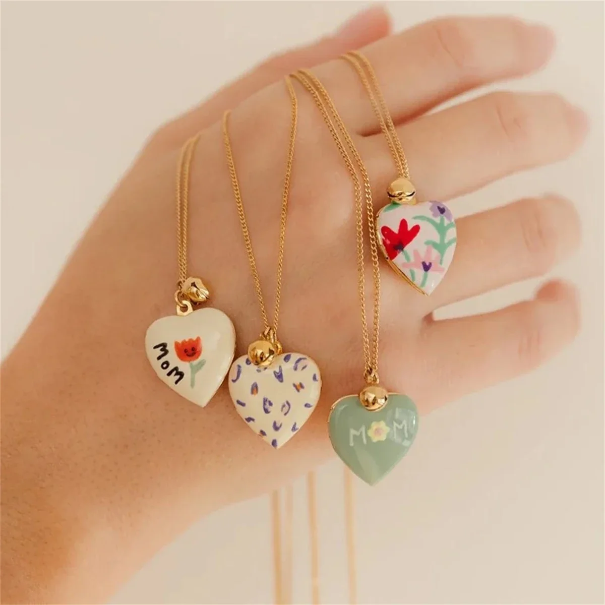 Ins minimalist zircon heart-shaped oval photo album necklace with adjustable opening and closing zirconia necklace gold-plated