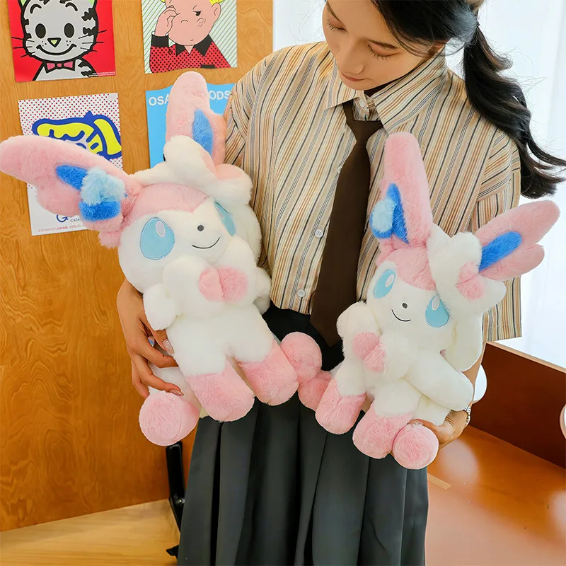 Sylveon Plüschtier in sitzender Pose, kuschelig weich, flauschig, Anime-Puppe im japanischen Stil, Dekokissen für Sofa, Bett, Heimdekoration, Geschenke – Detail 17