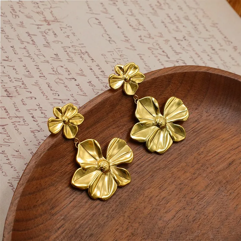 

Fashion Retro Niche Exaggerated Temperament Hot-selling Retro Gold Two Flower Splicing Earrings Girl Girlfriend