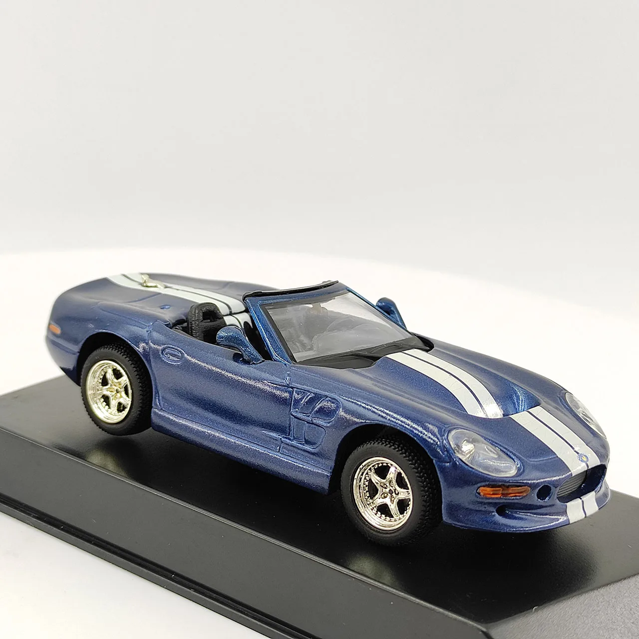 MAXI CAR Escala 1:43 SHELBY SERTES 1 Modelo de carro de liga conversível azul