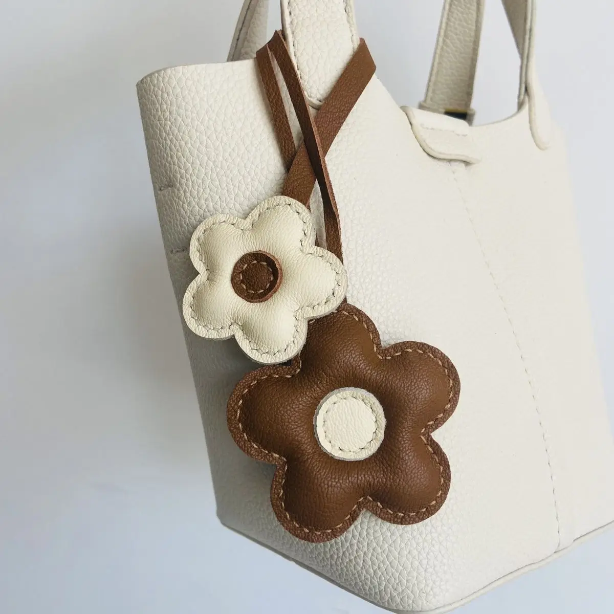 

Handmade genuine leather brown large flower car keychain bag pendant two color flower hanging chain, simple and cute gift