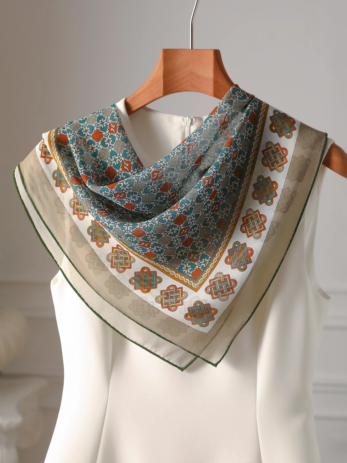 シルクスカーフ女性の新しい-2026-三角ネックウォーマー薄い春夏スカーフファッショナブルな英国スタイルの幾何学模様多機能