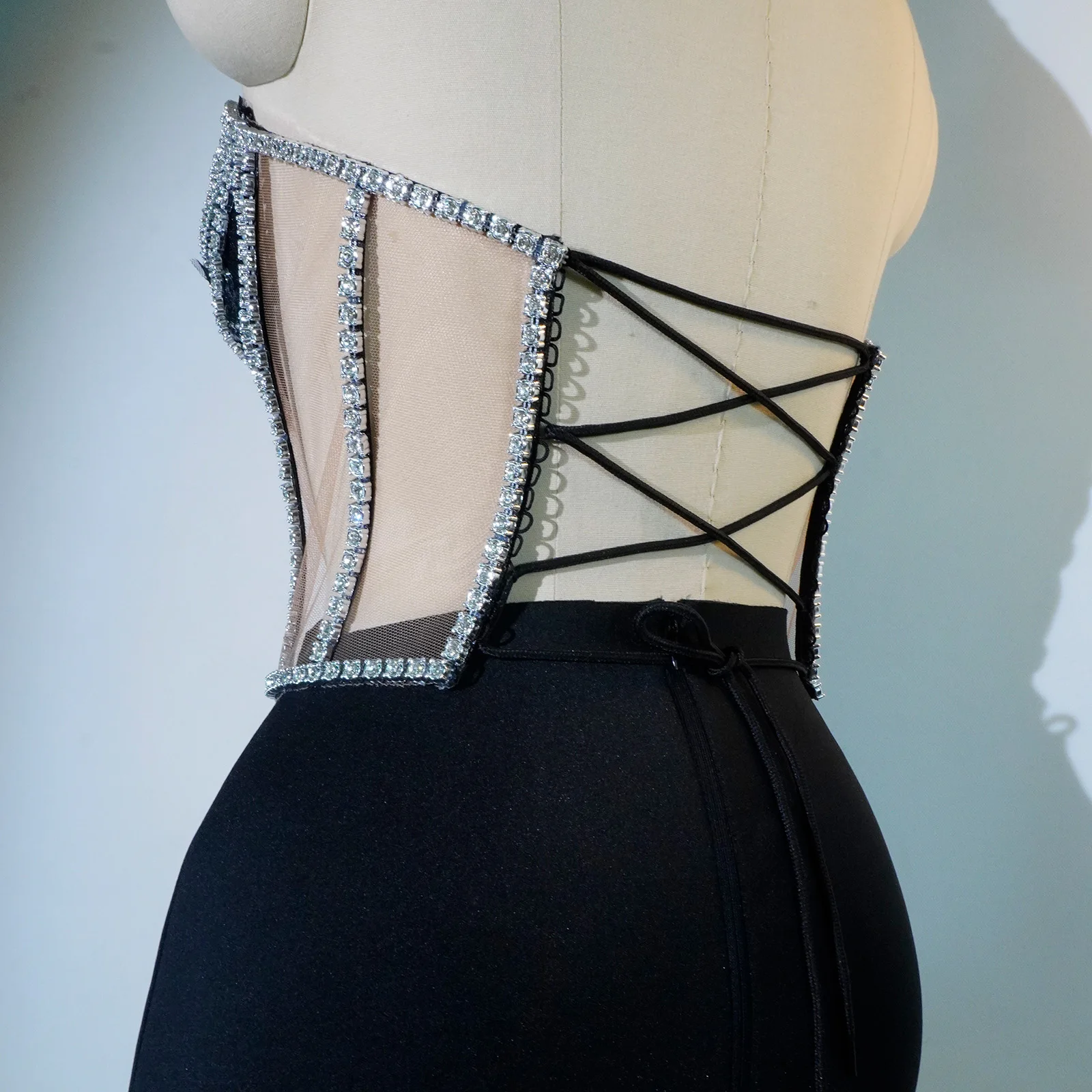 สีดําเสื้อคอปก Rhinestone Bustier ชุดกระโปรง Feather Hem Party ลาก Queen gogo เต้นรําเครื่องแต่งกายชุดเวที dj