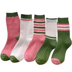 Confezione da 5 paia di calzini da donna alla moda a tubo medio invernali stile coreano rosa verde a righe in maglia traspirante morbida per ragazze in cotone